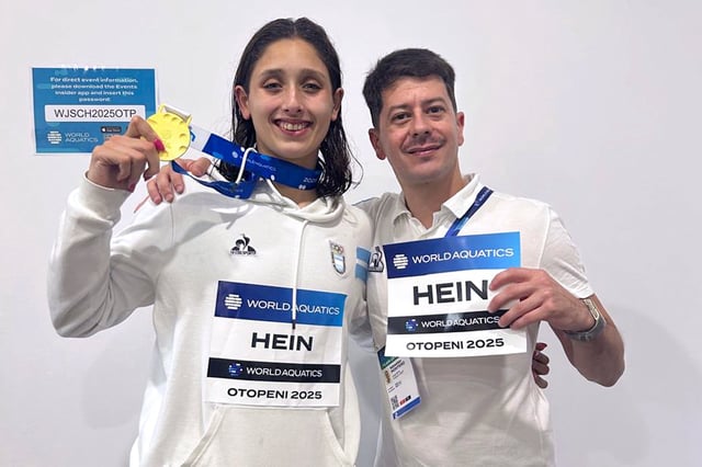 Felicidad dorada: la argentina Agostina Hein, de 17 años y campeona mundial junior en Rumania, junto con su entrenador, Sebastián Montero