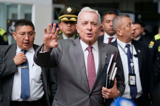 El expresidente Álvaro Uribe sale de la corte después de una audiencia en su juicio por cargos de manipulación de testigos y fraude procesal en Bogotá, Colombia, el 10 de febrero de 2025