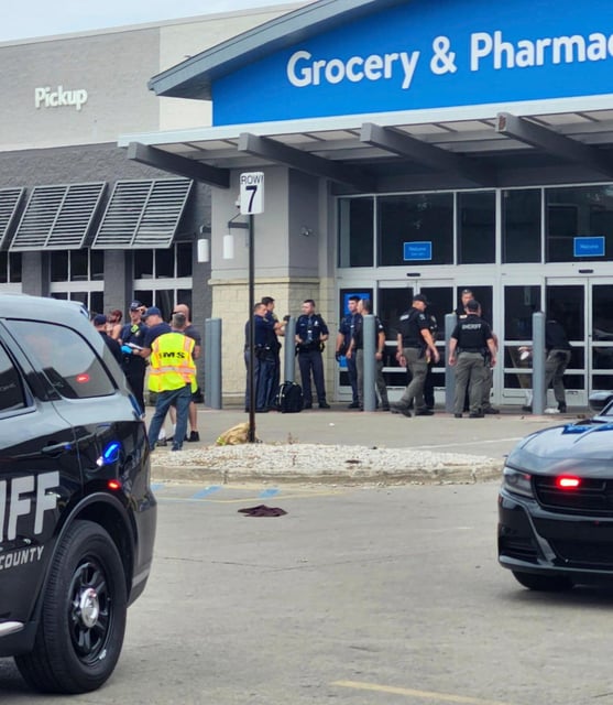 Agentes de policía fuera de un Walmart, el sábado 26 de julio de 2025, en Traverse City, Michigan. (Steven Carter vía AP)