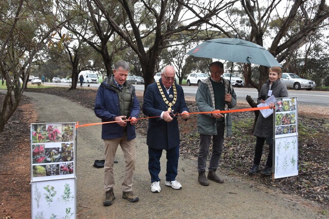 Glen Growden, Mayor Rodney Reid and Ian Roberts cut the ribbon to official open the Walk. (James Swanborough: 496707)