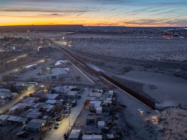 (250206) -- CIUDAD JUAREZ, 6 febrero, 2025 (Xinhua) -- Imagen tomada con un dron el 3 de febrero de 2025 de una parte del muro fronterizo entre Estados Unidos y México, en Ciudad Juárez, México. Ubicada en la frontera entre México y Estados Unidos, Ciudad Juárez es una importante ciudad en el estado mexicano de Chihuahua, al otro lado del Río Bravo desde El Paso, Texas, en Estados Unidos. La presidenta de México, Claudia Sheinbaum, confirmó que inició el martes el despliegue de 10.000 elementos de la Guardia Nacional a lo largo de los 3.200 kilómetros de la frontera con Estados Unidos. (Xinhua/Li Mengxin) (rtg) (ra) (vf)