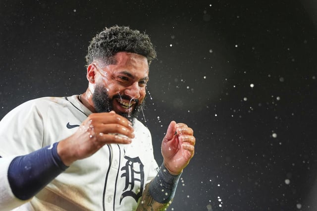 El venezolano Gleyber Torres, de los Tigres de Detroit, ríe durante una entrevista luego de definir el encuentro ante los Astros de Houston, el martes 19 de agosto de 2025 (AP Foto/Ryan Sun)