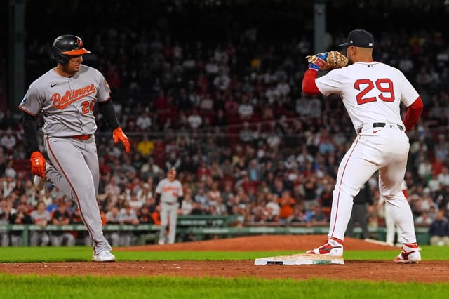 El dominicano Sanuel Basallo empuja la carrera del desempate por los Orioles de Baltimore ante los Medias Rojas de Bsoton, el martes 19 de agosto de 2025 (AP Foto/Charles Krupa)