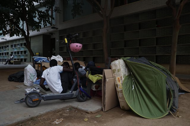 Varias de las personas que pernoctan habitualmente en la céntrica plaza de València