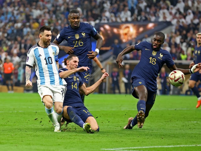 Rabiot, con la camiseta 14, marcando a Messi en la final del Mundial de Qatar. Foto: Reuters