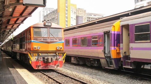 Indian Railways To Charge Passengers For Carrying Oversized Bags Under Their Latest Upgrade; Know Baggage Limit Here. (Image: Canva)