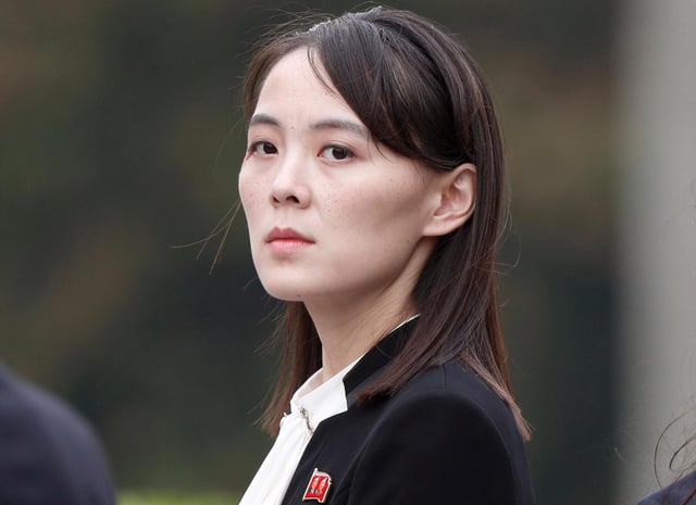 ARCHIVO - Kim Yo Jong, la influyente hermana del líder norcoreano, Kim Jong Un, asiste a una ofrenda floral en el Mausoleo de Ho Chi Minh en Hanoi, Vietnam, el 2 de marzo de 2019. (Jorge Silva/Pool Foto via AP, Archivo)