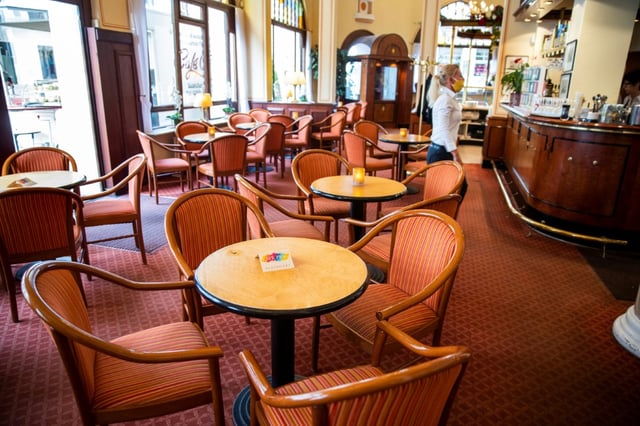 Unternehmen im Gastgewerbe in Deutschland haben im ersten Halbjahr spürbar weniger Umsatz gemacht als im Vorjahreszeitraum. Preisbereinigt sank der Umsatz von Restaurants, Hotels und anderen Gastbetrieben um 3,7 Prozent.