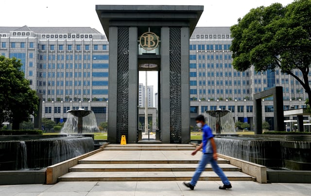 A man walks past Bank Indonesia headquarters in Jakarta, Indonesia, September 2, 2020. REUTERS/Ajeng Dinar Ulfiana/File Photo