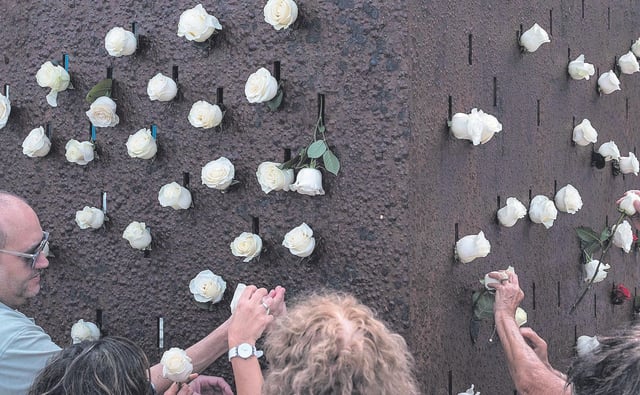 Familiares de las víctimas del JK5022 colocan flores en El Cubo, en La Puntilla.