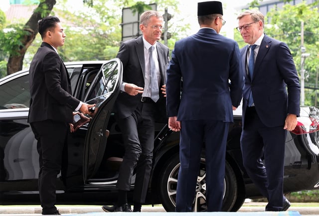 Indonesian Foreign Minister Sugiono welcomes German Foreign Minister Johann Wadephul before their meeting in Jakarta, Indonesia, August 20, 2025. REUTERS/Ajeng Dinar Ulfiana