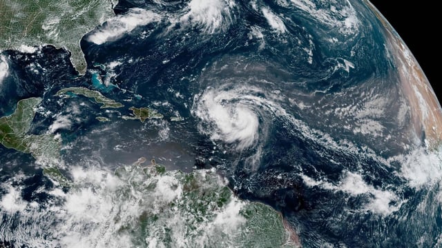 Imagen de satélite del huracán Erin sobre las islas del mar Caribe.