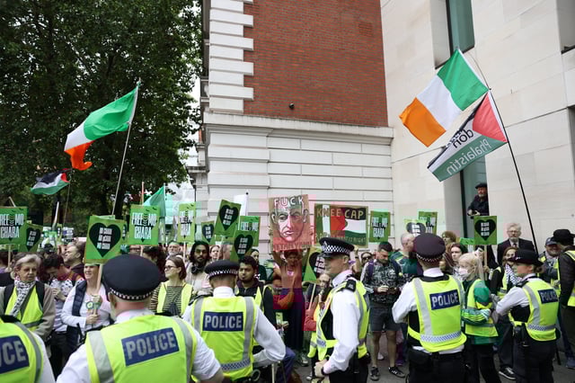 SENSITIVE MATERIAL. THIS IMAGE MAY OFFEND OR DISTURB Supporters of Kneecap member Liam O'Hanna, also known as Liam Og O hAnnaidh and performing under the name of Mo Chara, who has been charged with a terrorism offence in relation to the alleged display of a Hezbollah flag onstage in 2024, protest against Israeli Prime Minister Benjamin Netanyahu and in support of Palestinians in Gaza, outside the Westminster Magistrates' Court, in London, Britain, August 20, 2025. REUTERS/Hannah McKay