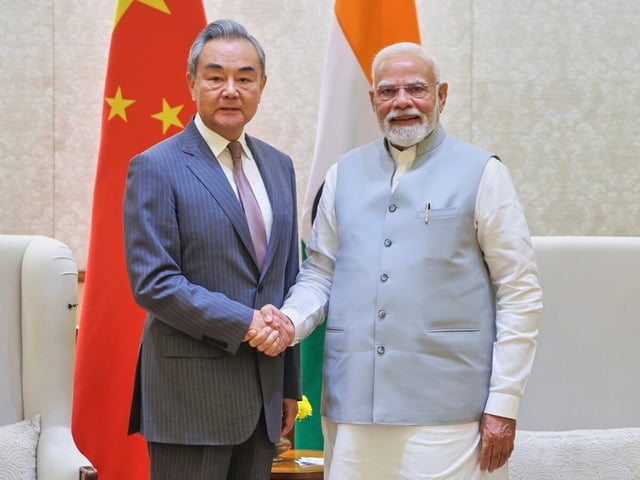 Der indische Premierminister Narendra Modi (rechts) schüttelt dem chinesischen Außenminister Wang Yi (links) die Hand