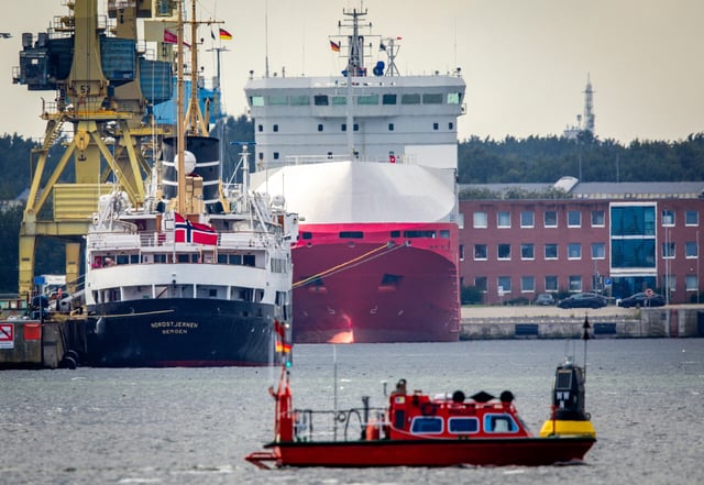 Das norwegische Kreuzfahrtschiff „Nordstjernen“ (l.) liegt im Seehafen von Rostock. Am Dienstag stieß es beim Ablegen in Warnemünde gegen die gegenüberliegende Uferseite.