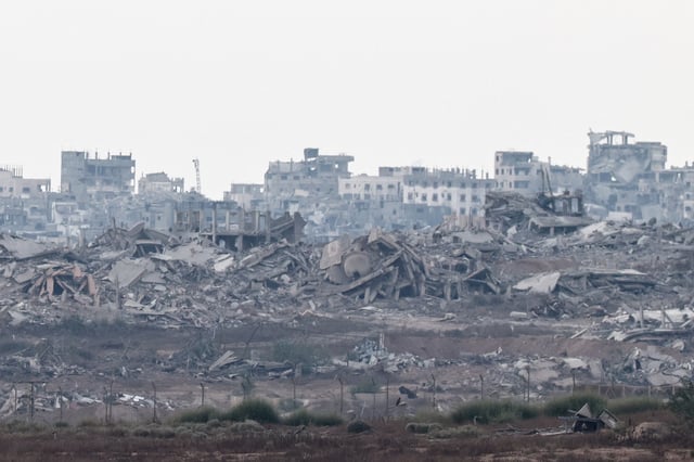 A view of destroyed buildings in Gaza, as seen from the Israeli side of the border between Gaza and Israel, August 19, 2025. REUTERS/Amir Cohen/File Photo