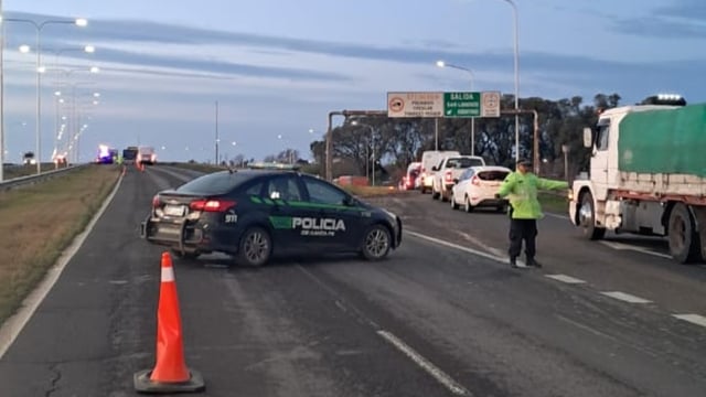 Tras el choque en la autopista a Santa Fe, personal policial realizaba desvíos de tránsito. 