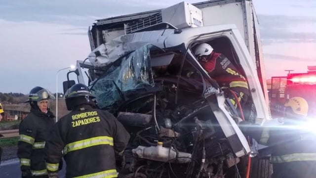 Choque en autopista a Santa Fe. Bomberos Zapadores de San Lorenzo intentan rescatar al camionero.