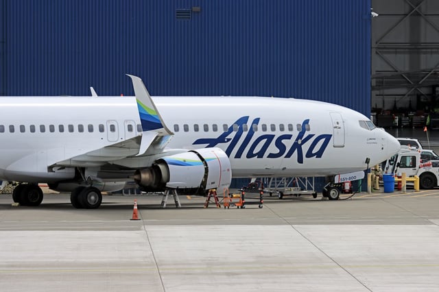 An Alaska Airlines Boeing 737-800 (Photo: Shutterstock | Ryken Papy)