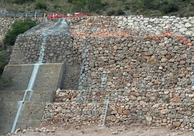 Imagen reciente de un muro de contención que ha sido reforzado en la CM-3203