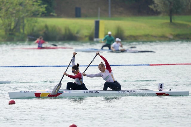 Àngels Moreno y Viktoria Yarchevska, en plena acción durante las series de C2 500 metros.