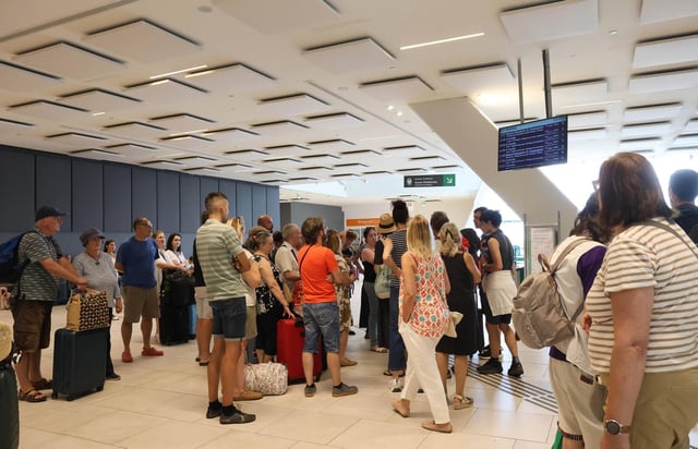 Viajeros a la espera de noticias en el complejo intermodal de Urzaiz la semana pasada