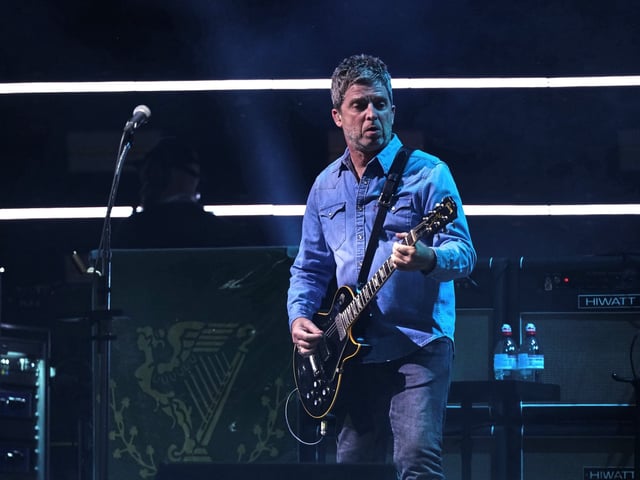 Noel Gallagher en el show de reunión de Oaia del 4 de julio en Cardiff. Foto: AP