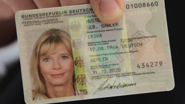 Das Bundesinnenministerium plant eine Gebührenerhöhung für Personalausweise.