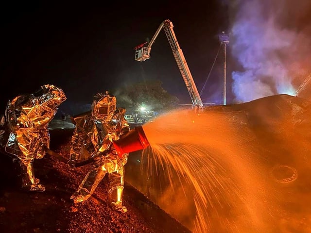 Servicios de emergencia combaten un incendio tras un ataque ruso cerca de Odesa, en Ucrania. Foto: EFE 