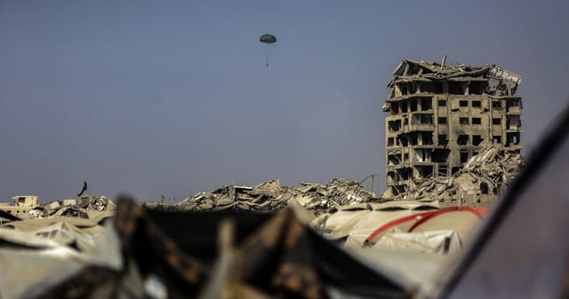 Imagen del 15 de agosto de 2025 de un lanzamiento aéreo de ayuda alimentaria a la zona sudanesa, en el noroeste de la ciudad de Gaza. Foto: Rizek Abdeljawad, Xinhua