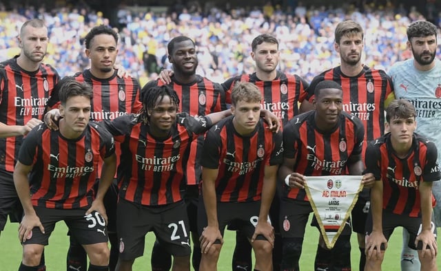 Milan suma un delantero más y Santiago Giménez tendrán competencia en la plantilla
