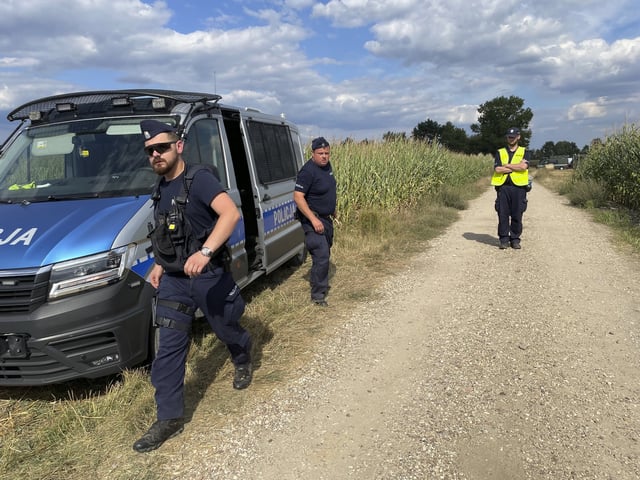 La policía asegura el área de un campo de maíz donde un objeto volador no identificado se estrelló y explotó en el este del país en Osiny, Polonia, el miércoles 20 de agosto de 2025.