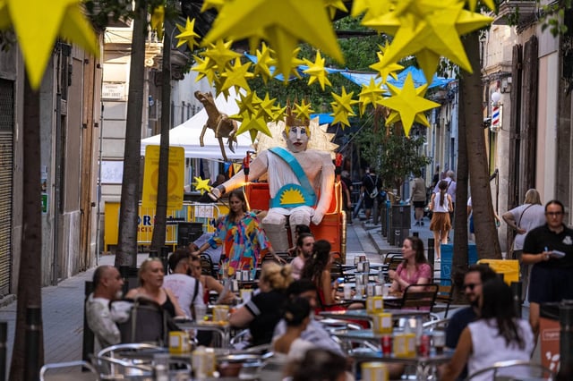 Decoración en la calle Guadiana en una edición anterior de las fiestas de Sants.
