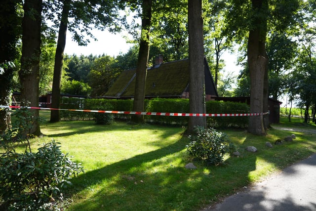 Nachdem ein 26-Jähriger mit einem Messer in der Hand auf einen Polizisten zulief, fielen Schüsse.