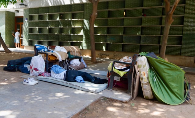 Una persona sin hogar duerme a las puertas del CAI del Carmen