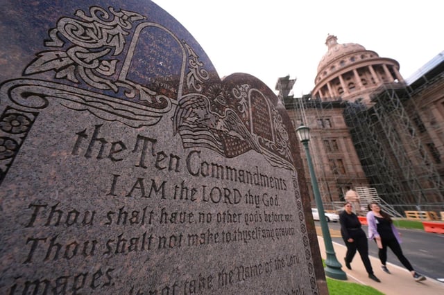 Un monumento en granito a los 10 Mandamientos en el terreno del Capitolio de Texas, el jueves 29 de mayo de 2025 en Austin, Texas. (AP Foto/Eric Gay)