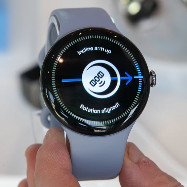 Pixel Watch 4 searching for a satellite connection