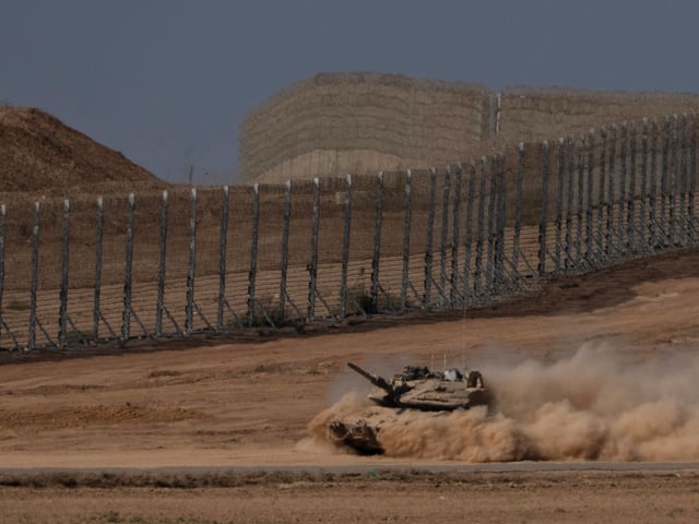 Ein israelischer Panzer fährt durch ein Gebiet nahe der Grenze zwischen Israel und Gaza.