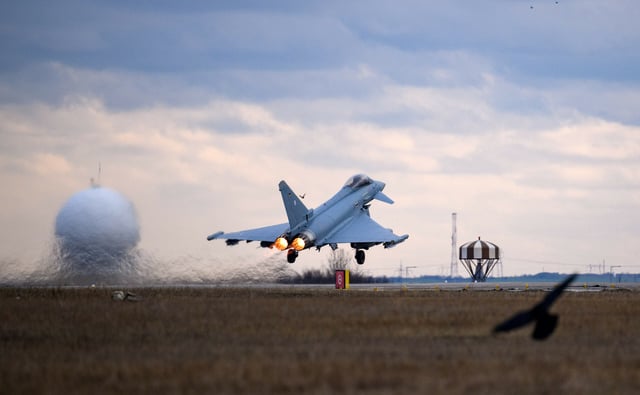 Ein deutscher Eurofighter startet auf dem Flugplatz Mihail Kogalniceanu, in der Nähe von Constanta (Rumänien).
