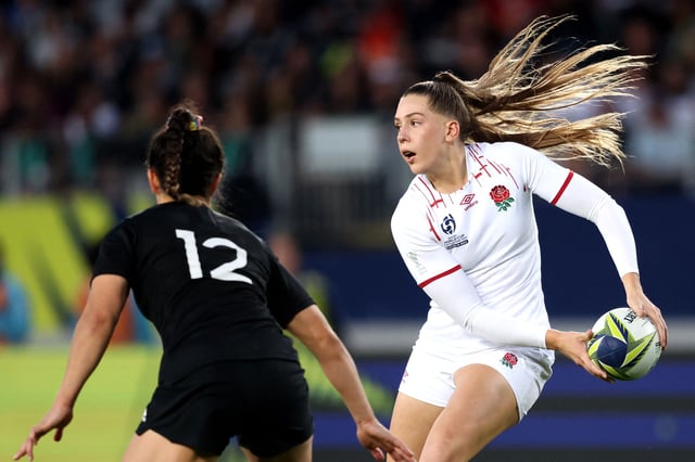 England’s Holly Aitchison makes a pass during the 2022 Rugby World Cup final in Auckland, New Zealand