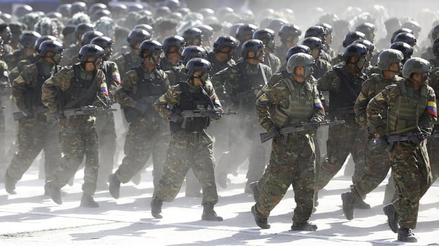 Soldaten nehmen an der Militärparade in Caracas teil.