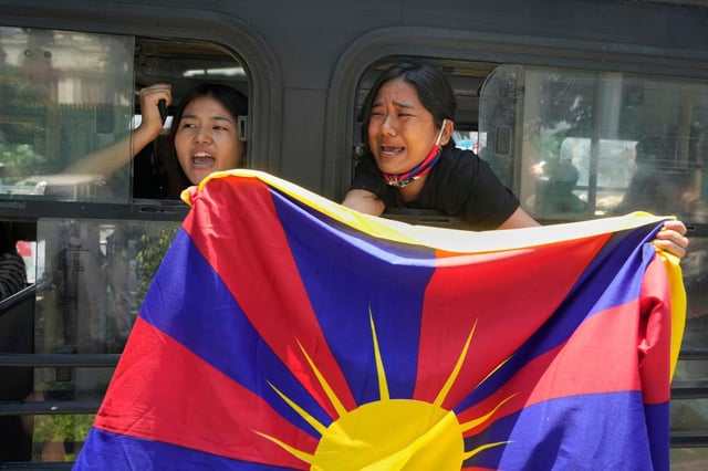 Tibetanos exiliados gritan consignas desde un autobús después de ser detenidos y llevados a una estación de policía durante una protesta contra la visita del ministro de Relaciones Exteriores chino, Wang Yi, a India, en Nueva Delhi, India, el martes 19 de agosto de 2025. (AP Foto/Manish Swarup)