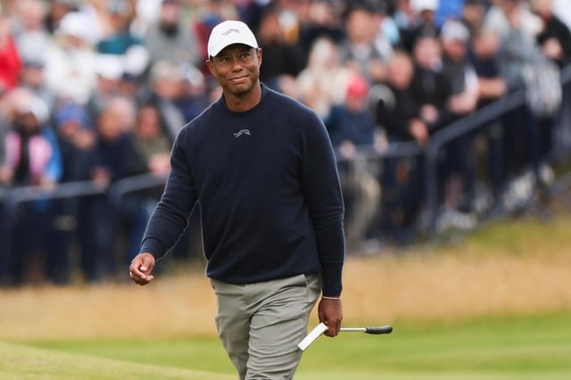 ARCHIVO - Tiger Woods camina rumbo al hoyo 18 durante la segunda ronda del Abierto Británico de Golf, en el club Royal Troon, en Troon, Escocia, el viernes 19 de julio de 2024. (AP Foto/Scott Heppell, Archivo)