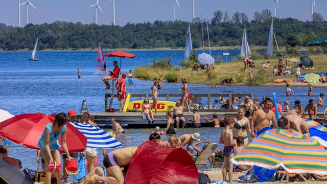 Badegäste an einem Baggersee