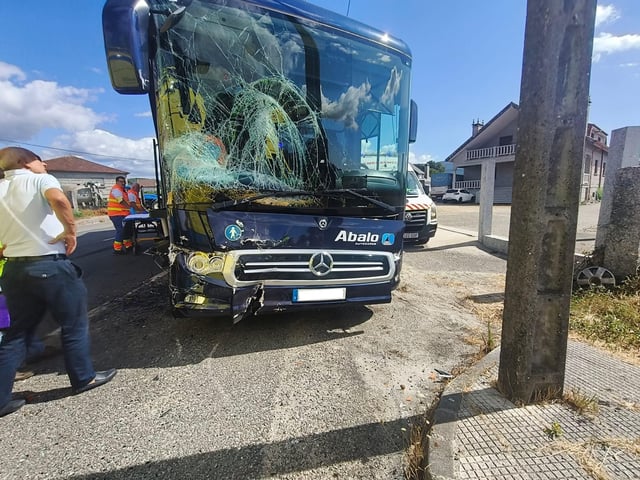 Accidente entre un autobús de línea regular y una grúa en Meis.