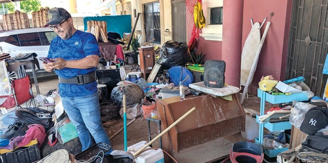 Vecinos de Villas de San Lorenzo esperan la respuesta de las autoridades, mientras se dedican a ver qué pueden rescatar de entre sus pertenencias. FOTO: JULIÁN ORTEGA