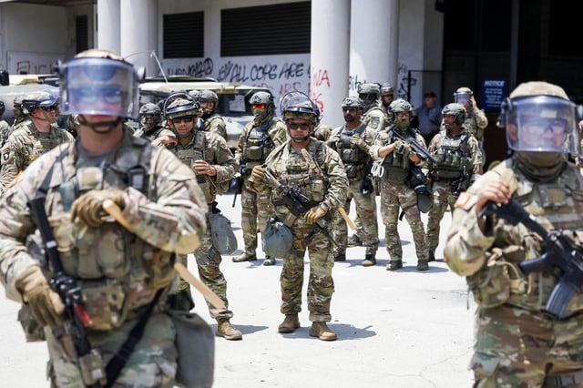 LOS ANGELES (United States), 08/06/2025.- A protester confronts members of the California National Guard gathered outside of the Edward R. Roybal Federal Building in Los Angeles, California, USA, 08 June 2025. US President Donald Trump has deployed 2,000 National Guard troops, despite not receiving a request from the state of California for any additional assistance, following large protests against ongoing immigration enforcement raids in the Los Angeles area over the last couple of days. (Protestas) EFE/EPA/CAROLINE BREHMAN