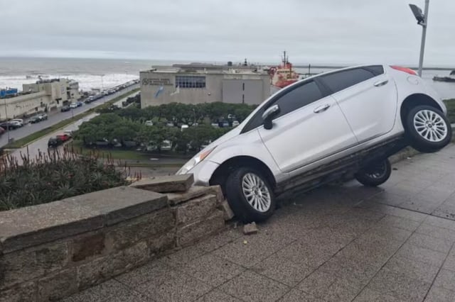Una mujer perdió el control de su auto y quedó suspendido sobre un paredón