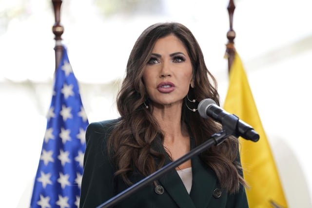 La secretaria de Seguridad Nacional de Estados Unidos, Kristi Noem, durante una conferencia de prensa en el Palacio Presidencial de Ecuador, el jueves 31 de julio de 2025, en Quito. (AP Foto/Alex Brandon, Pool)