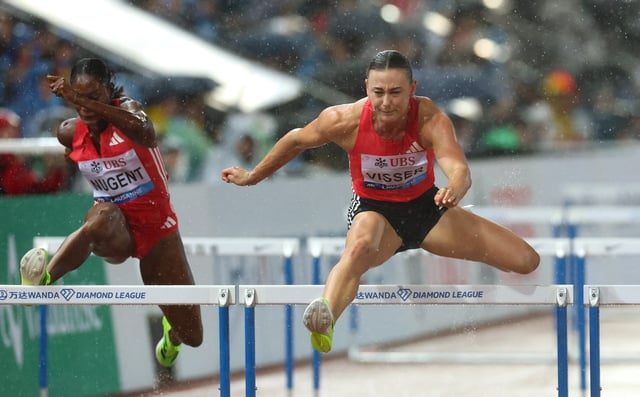 Athletics - Diamond League - Lausanne - Stade olympique de la Pontaise, Lausanne, Switzerland - August 20, 2025 Netherlands' Nadine Visser and Jamaica's Ackera Nugent in action during the women's 100m hurdles final REUTERS/Denis Balibouse